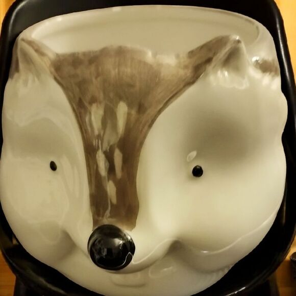 MUG/PLANTER HEDGEHOG/BADGER MUG/PLANTER by PIER 1w  Brown &  White DARLING NEW! - Picture 1 of 10